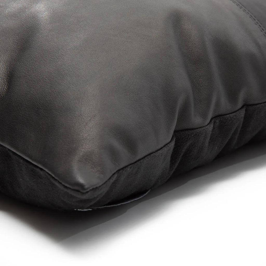 Zwarte lederen kussenhoes 40x40 cm, luxe uitstraling voor uw interieur.