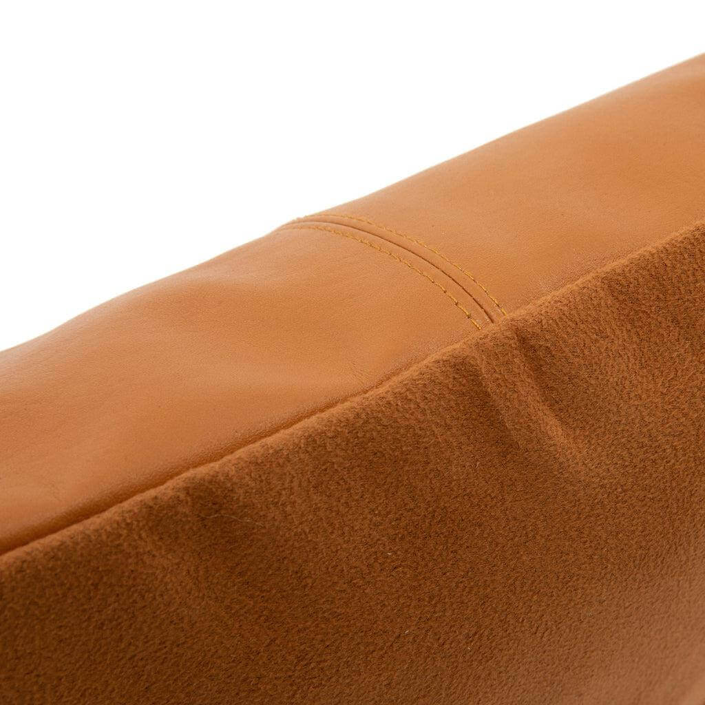 Camelkleurige lederen kussenhoes met vier panels, 40x40 cm, voor stijlvolle en veelzijdige interieurinrichting.