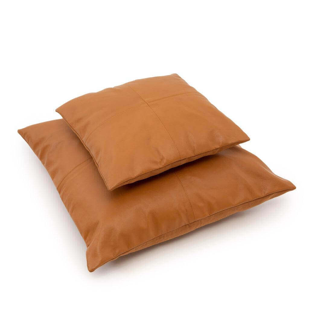 Vierkant camel lederen kussenhoes met vier panelen, elegant design voor interieur, formaat 40x40 cm.