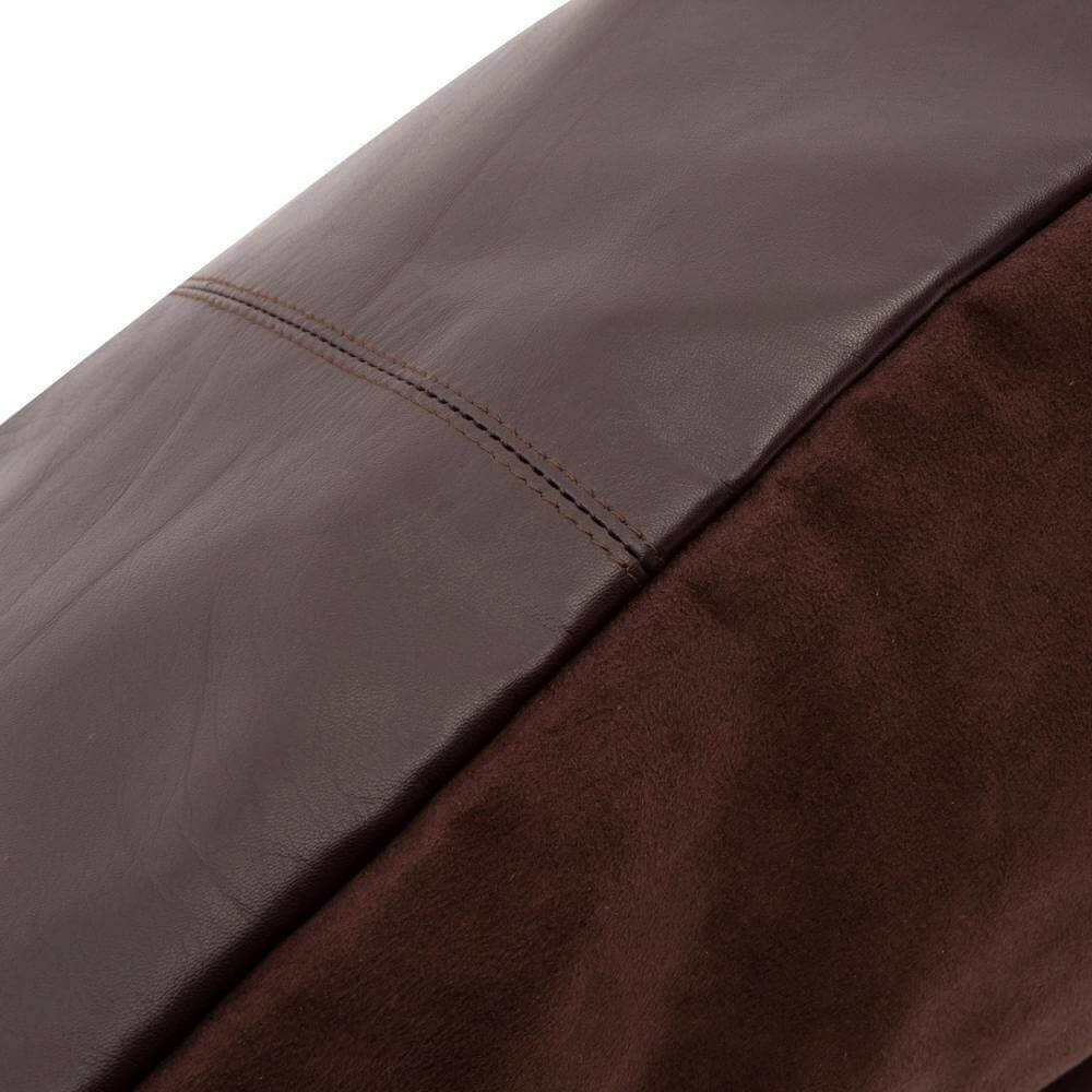 Chocolade bruine lederen kussenhoes met vier panelen van zacht kalfsleder, perfecte toevoeging voor een stijlvolle interieur.