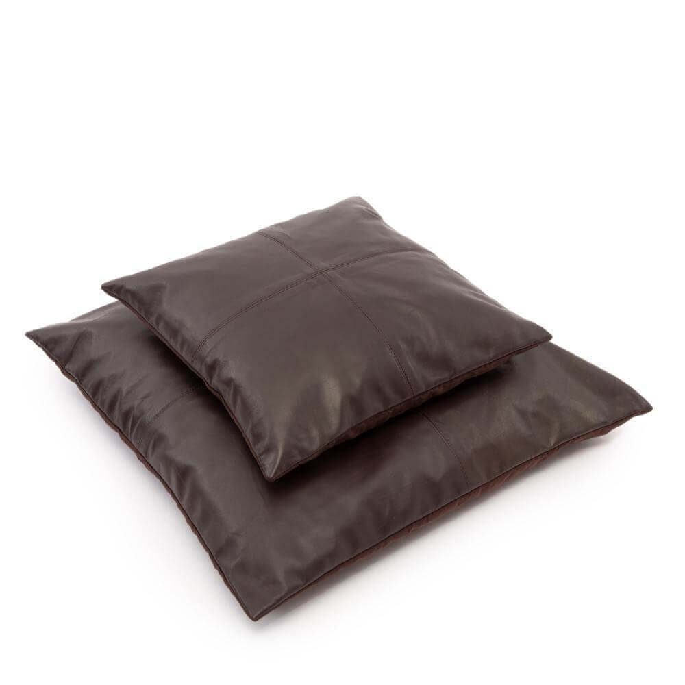 Chocoladekleurige leren kussenhoezen met vier panelen, maat 60x60 cm, voor een stijlvolle en chique uitstraling in elk interieur.