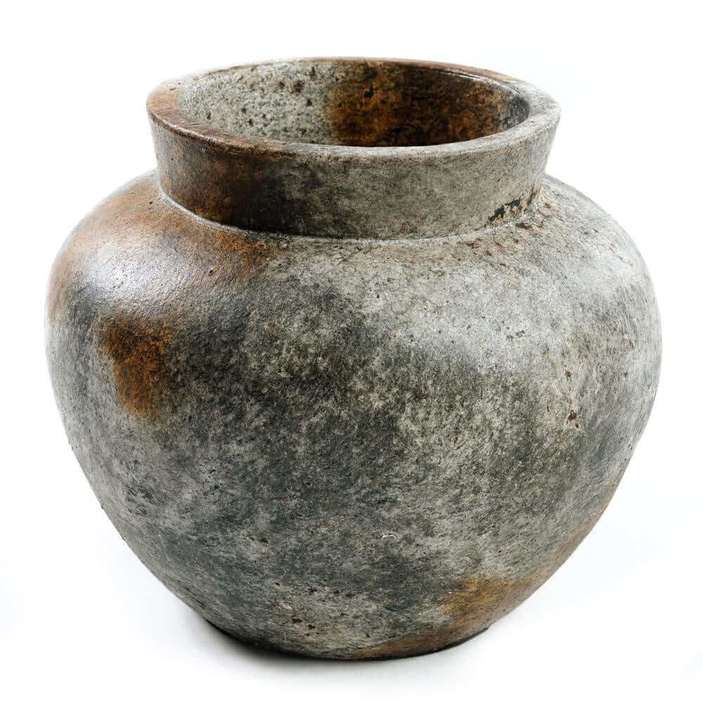 De Funky Vaas in antiek grijs terracotta, ideaal voor droogbloemen. Voeg kustvibes toe aan je ruimte. Hoogte 27 cm, breedte 33 cm.