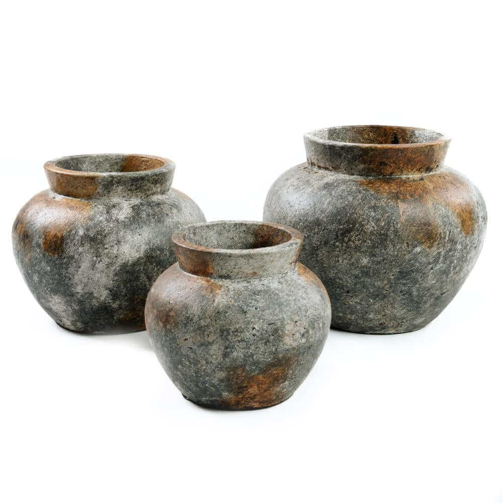 Antieke grijze terracotta vazen in drie maten, perfect voor droogbloemen; elegantie met zwart, blauw, rood en roesttinten.