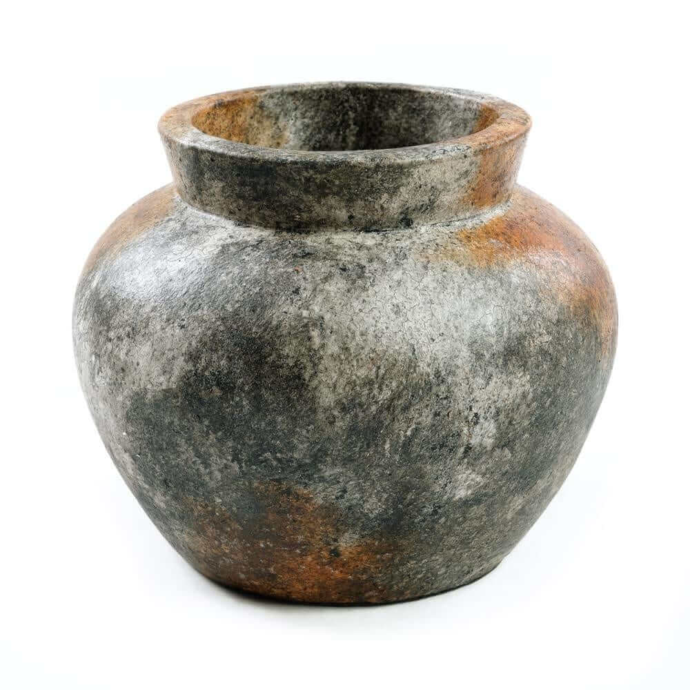 Terracotta vaas in antiek grijs met zilverachtige glans, perfect voor droogbloemen. Hoogte 19 cm, breedte 25 cm. Elegante woondecoratie.