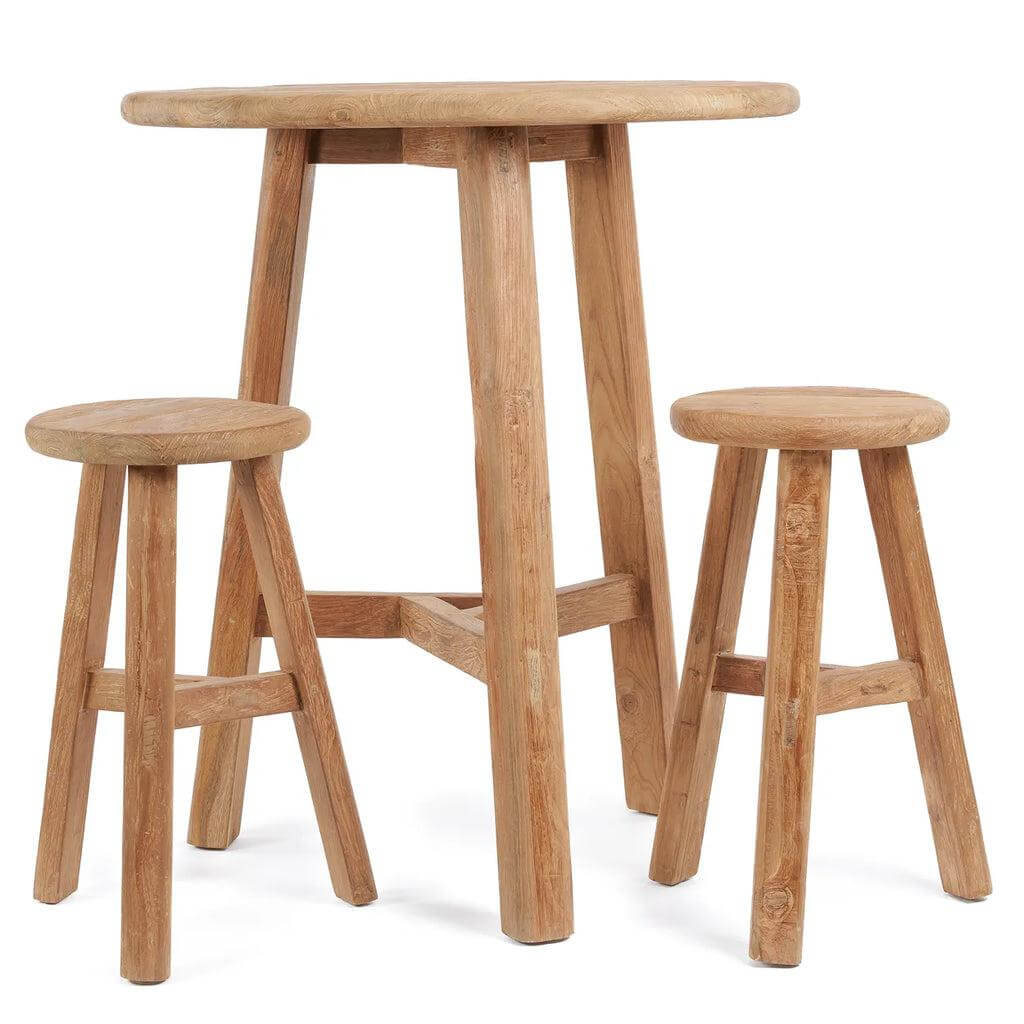 Alt Tag: De Fusuma Bartafel en krukken van hergebruikt teakhout, perfect voor buiten dineren met duurzame elegantie.