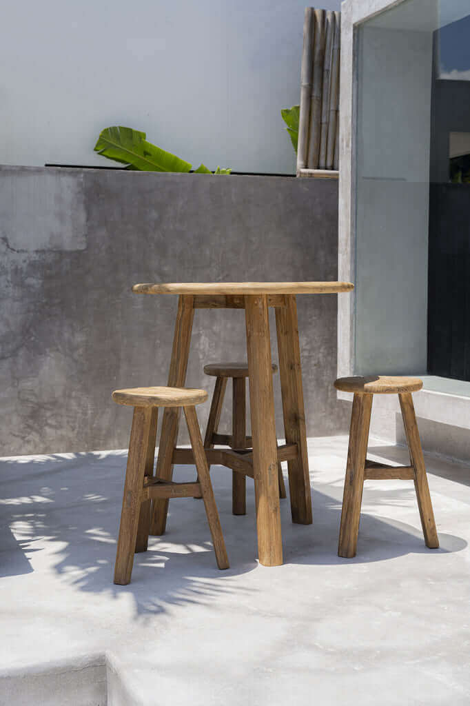 Fusuma Bartafel set van gerecycled teakhout, perfect voor buiten dineren, symboliseert duurzaamheid en verfijning in je tuin.