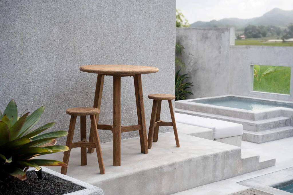 Robuuste Fusuma Bartafel buiten met krukken, duurzaam teakhout design ideaal voor luxe al fresco dineren in stijlvolle patio tuinsetting.