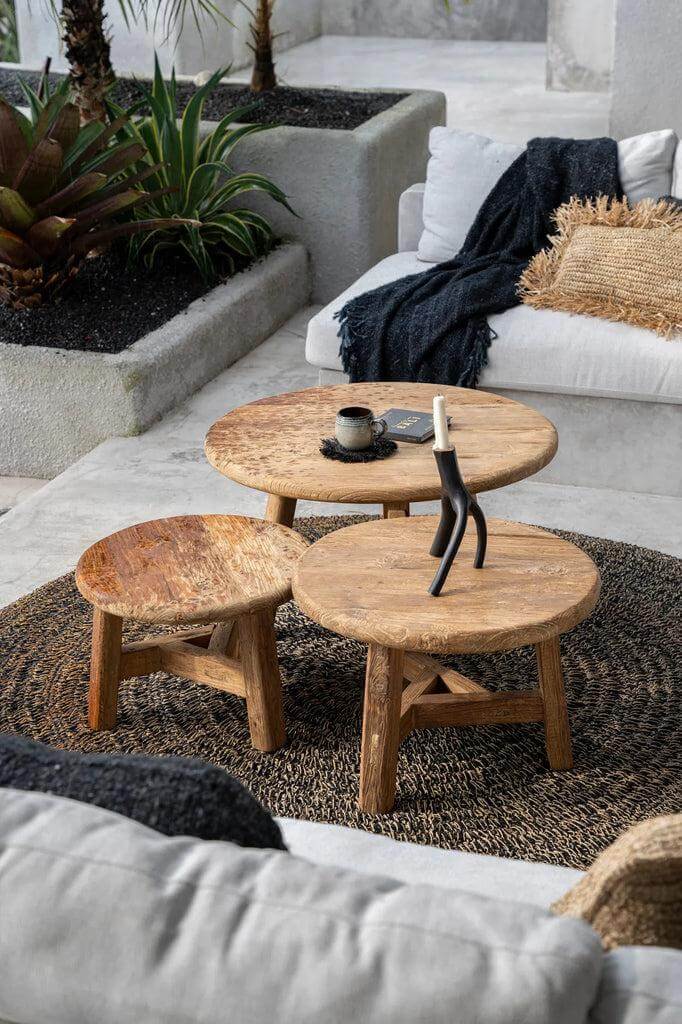 Drie rustieke Fusuma salontafels van gerecycled teakhout, stijlvol en ruimtebesparend geïntegreerd in een moderne woonkamer.