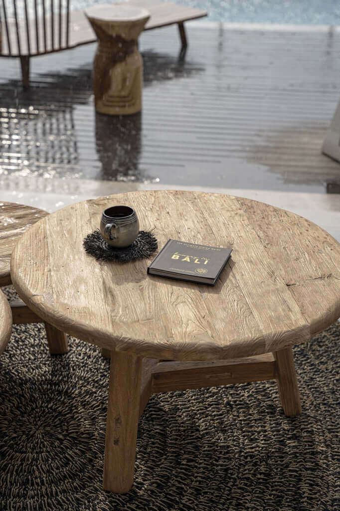 Rustieke Fusuma salontafel van gerecycled teakhout met mok en boek, perfect voor stijlvol en ruimtebesparend interieur.