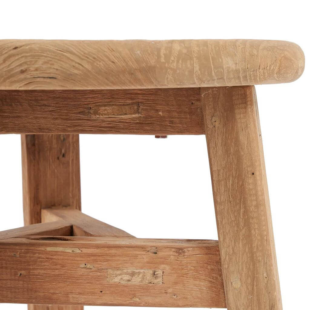 Detail van de Fusuma salontafel met rustieke uitstraling, gemaakt van gerecycled teakhout.
