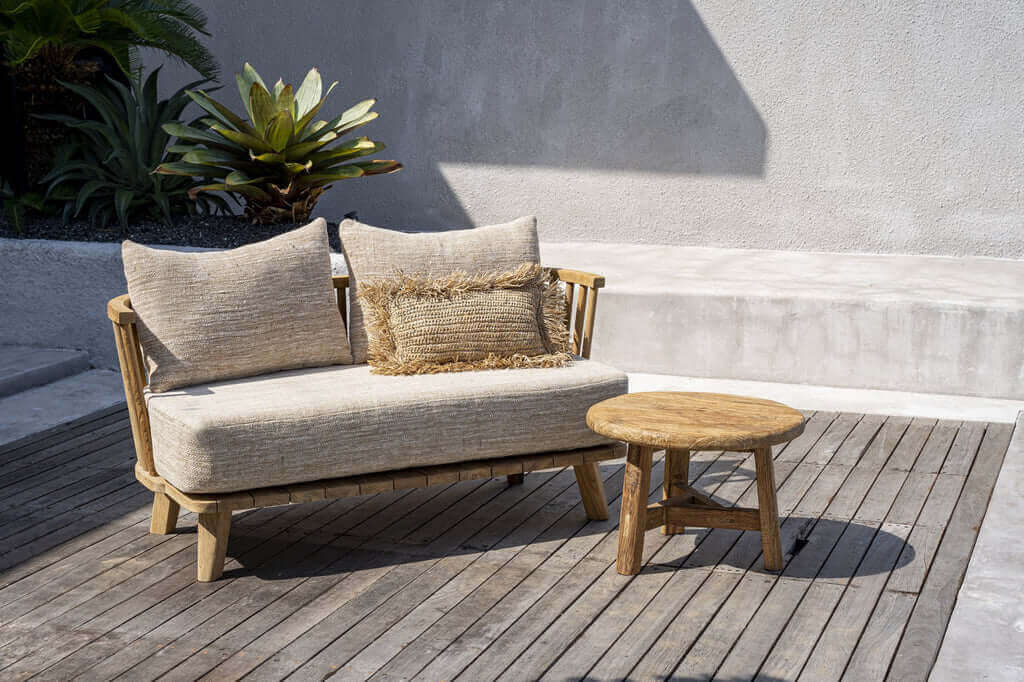 Rustieke Fusuma salontafel in een buitenomgeving, gemaakt van gerecycleerd teakhout. Compact en stijlvol op houten terras.