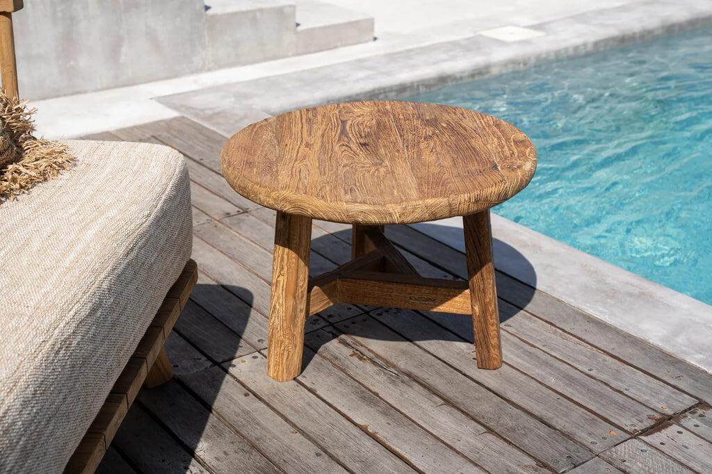 Fusuma salontafel gemaakt van gerecycled teakhout naast zwembad, vleugje rustieke charme voor elke buitenruimte.