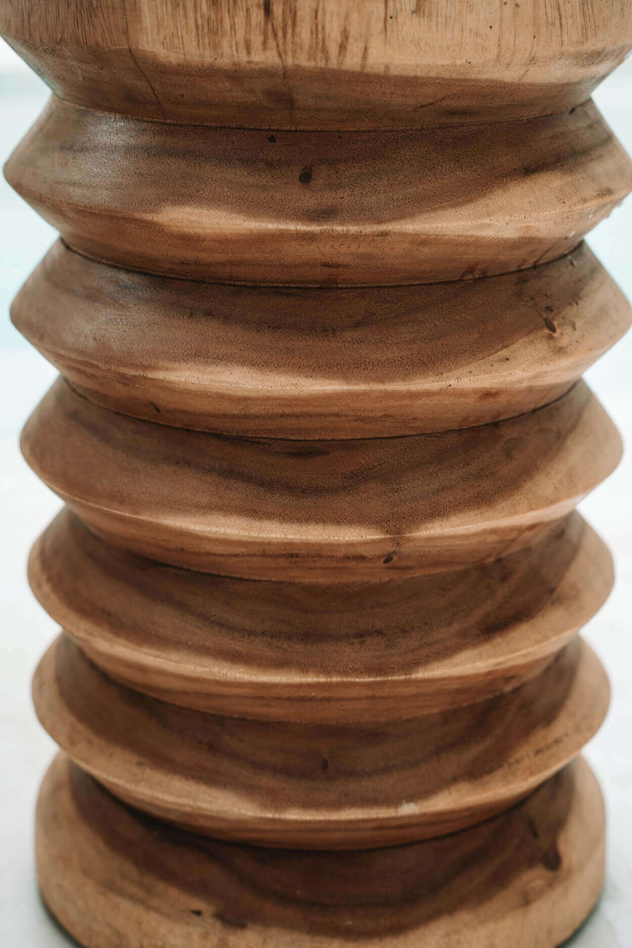 Detail van de Galapagos Kruk, gemaakt van massief teakhout met natuurlijke afwerking, ideaal als bijzettafel of kruk.
