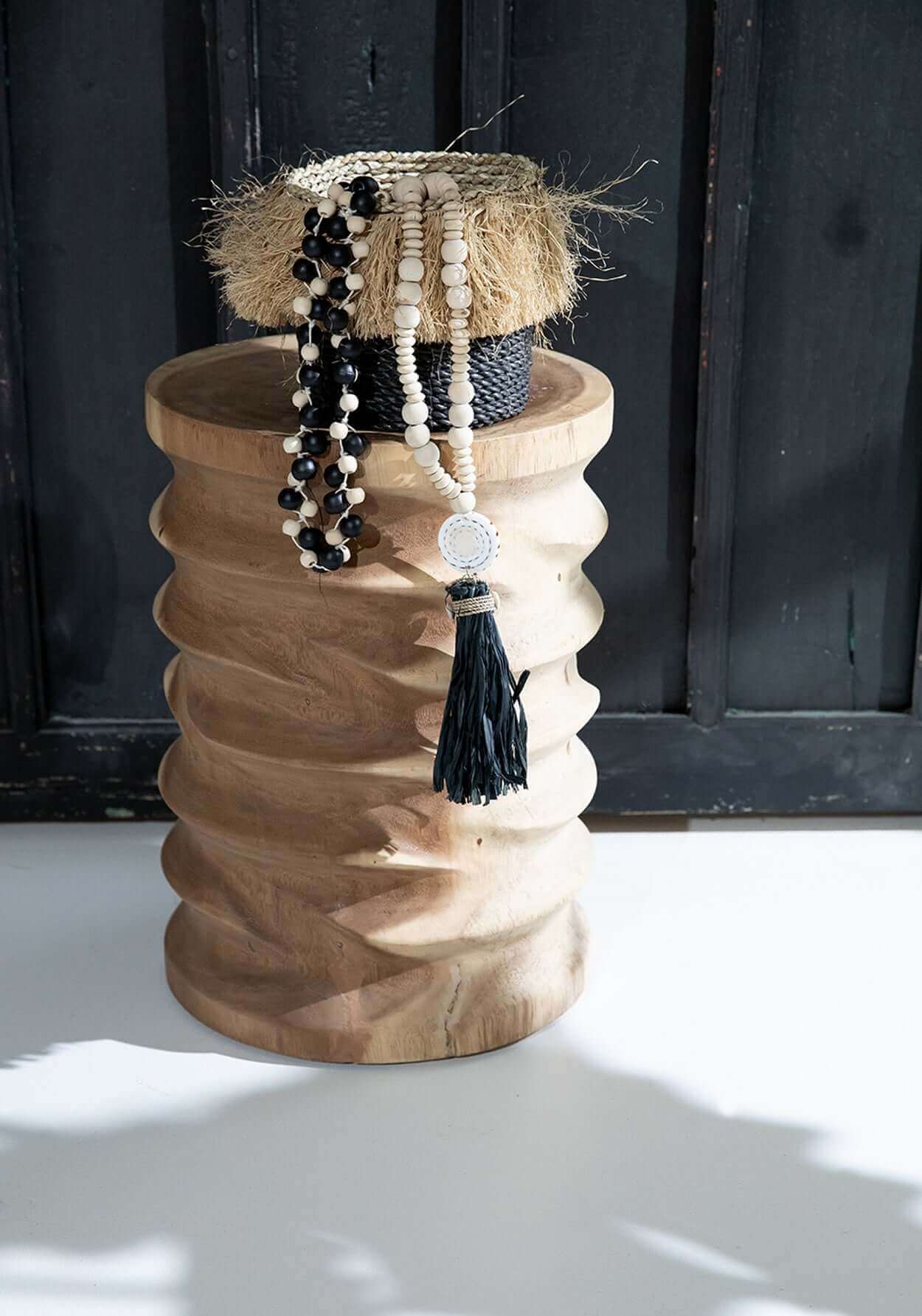 Massief teakhouten kruk met decoratieve kettingen, perfect als bijzettafel of nachtkastje voor een natuurlijke zomerse sfeer.