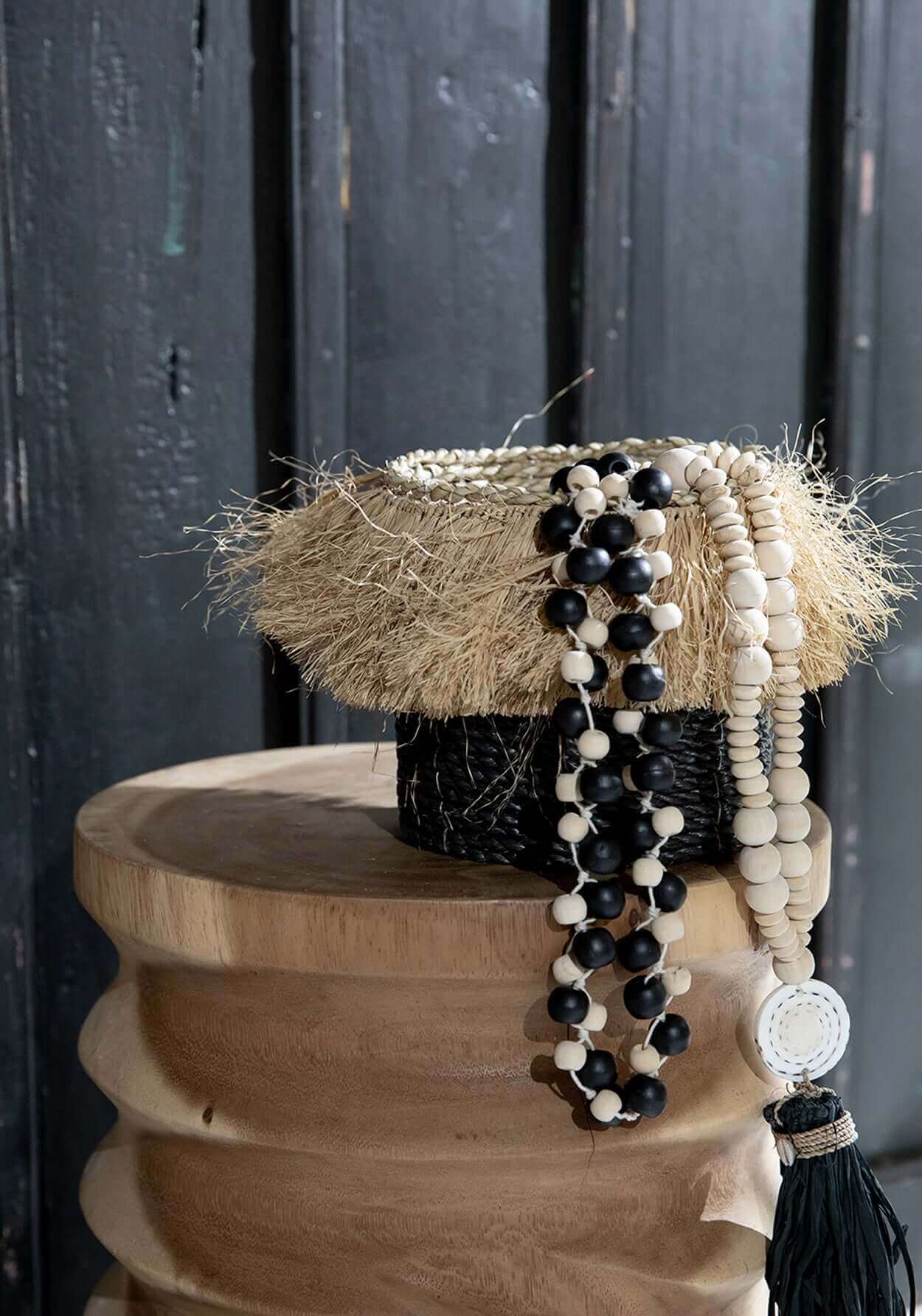 Massief teakhouten De Galapagos Kruk met natuurlijke uitstraling, decoratief mandje en kralenketting, perfect voor binnen en buiten.