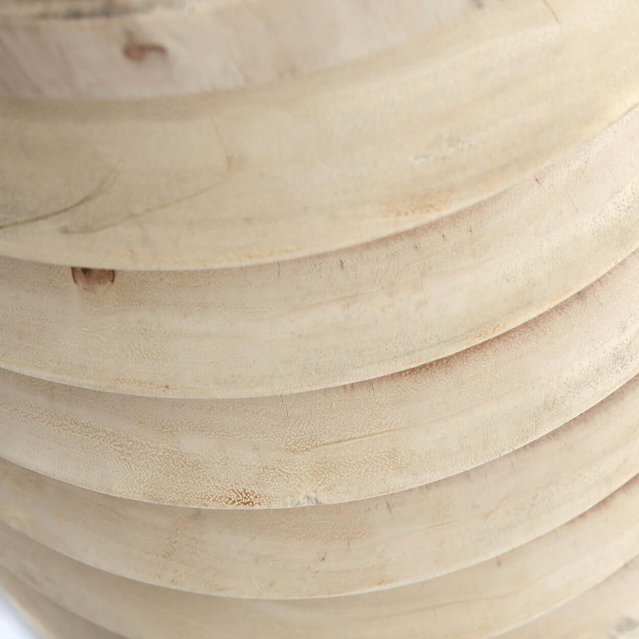 Close-up van de massief teakhouten structuur van de Galapagos Kruk - Naturel, ideaal voor elke zomerse inrichting.