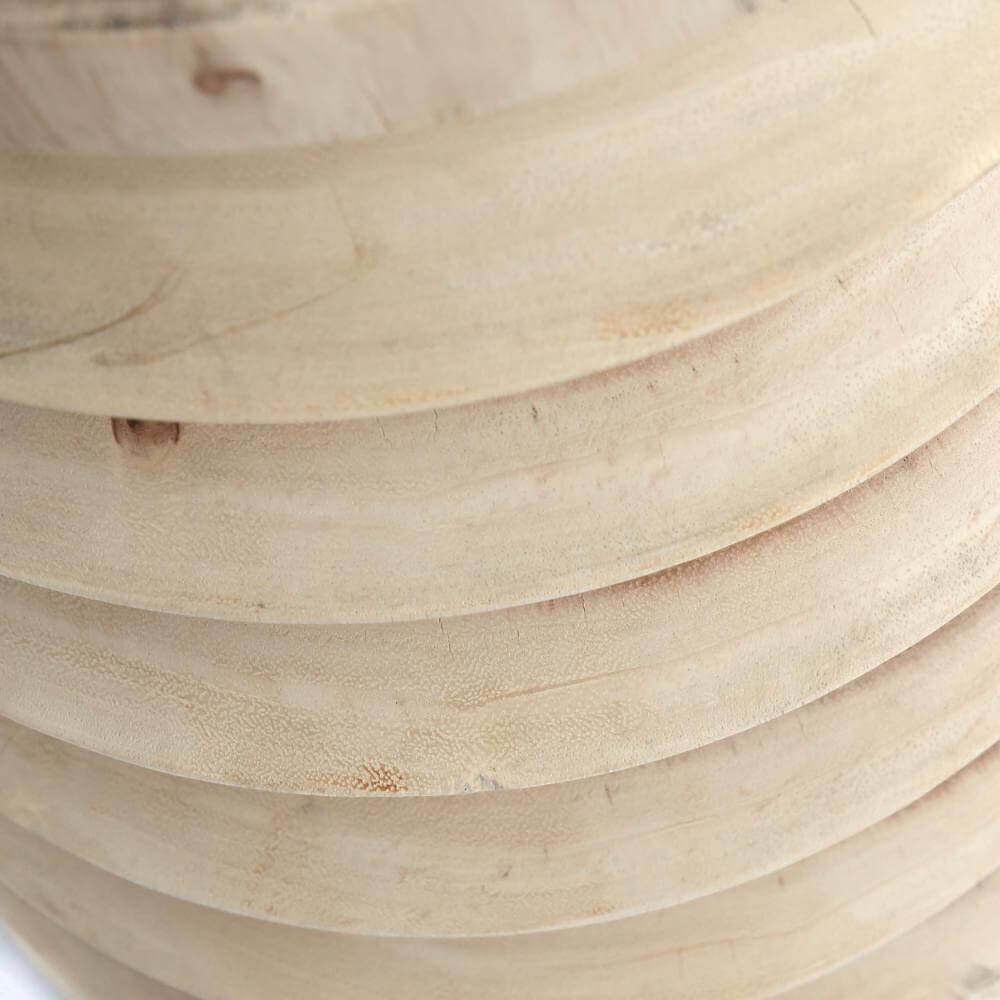 Detail van massief teakhouten De Galapagos Kruk met natuurlijke uitstraling, ideaal voor tuin of woonkamer als bijzettafel of decoratief element.