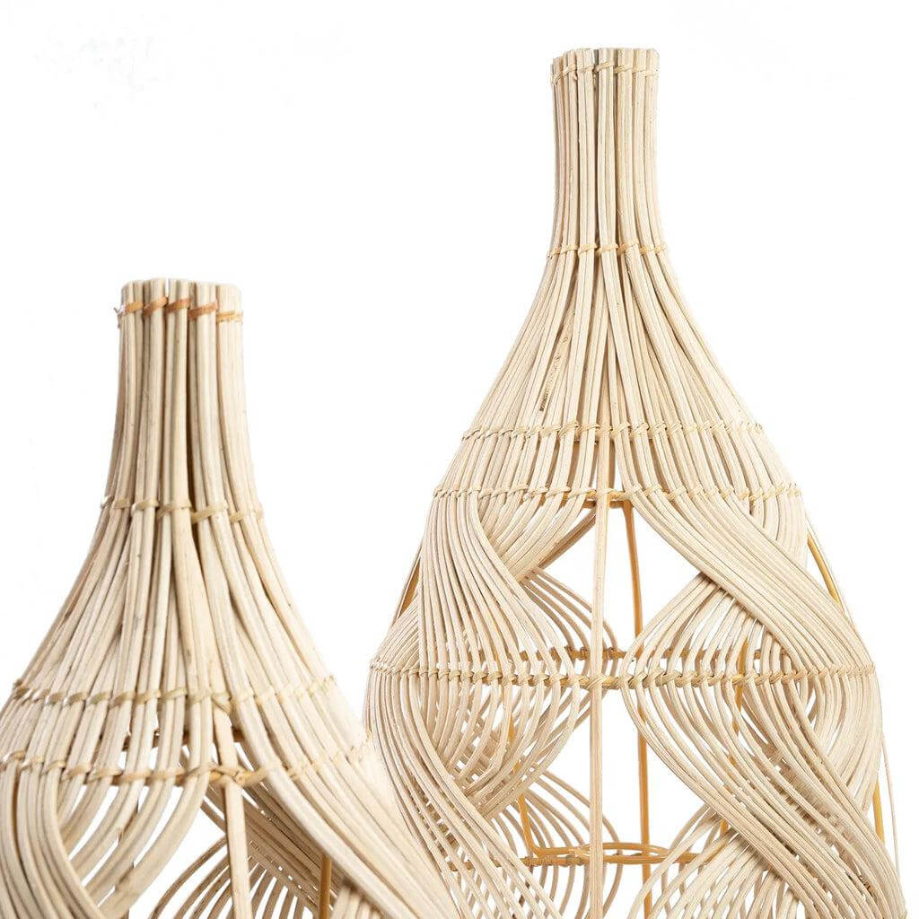Twee rotan De Garaffa hanglampen in de vorm van een fles, in natuurlijke kleur en prachtig patroon. Ideaal als hang- of vloerlamp.