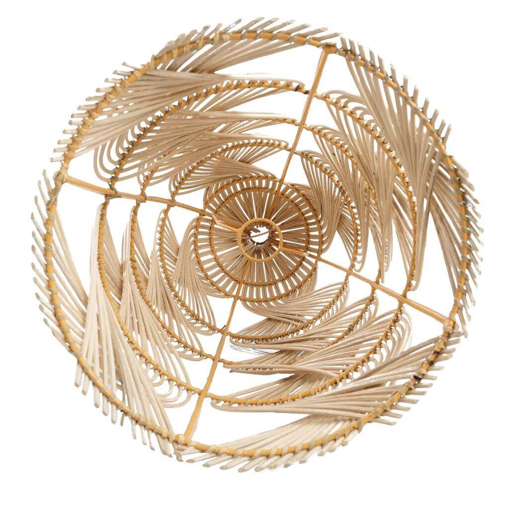 Bovenaanzicht van De Garaffa Hanglamp in natuurlijke rotan met elegant patroon, veelzijdig als hanglamp, vloerlamp of tafellamp.