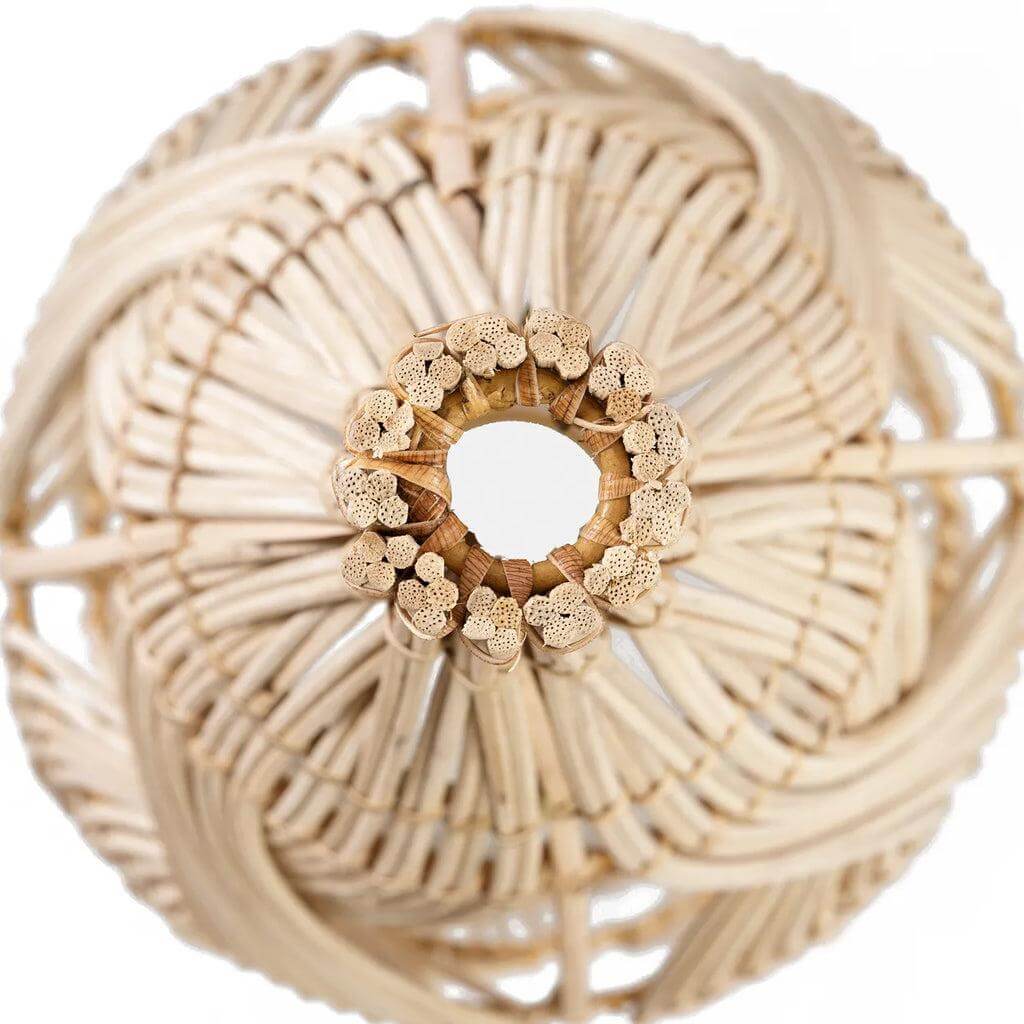 Bovenaanzicht van De Garaffa Hanglamp in natuurlijk rotan met flesvormig patroon, veelzijdig als hanglamp, vloerlamp of tafellamp.