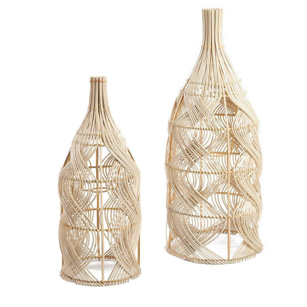 Twee rieten hanglampen van De Garaffa, flessenvormig design, vervaardigd uit natuurlijk rotan. Perfect als veelzijdige verlichting.