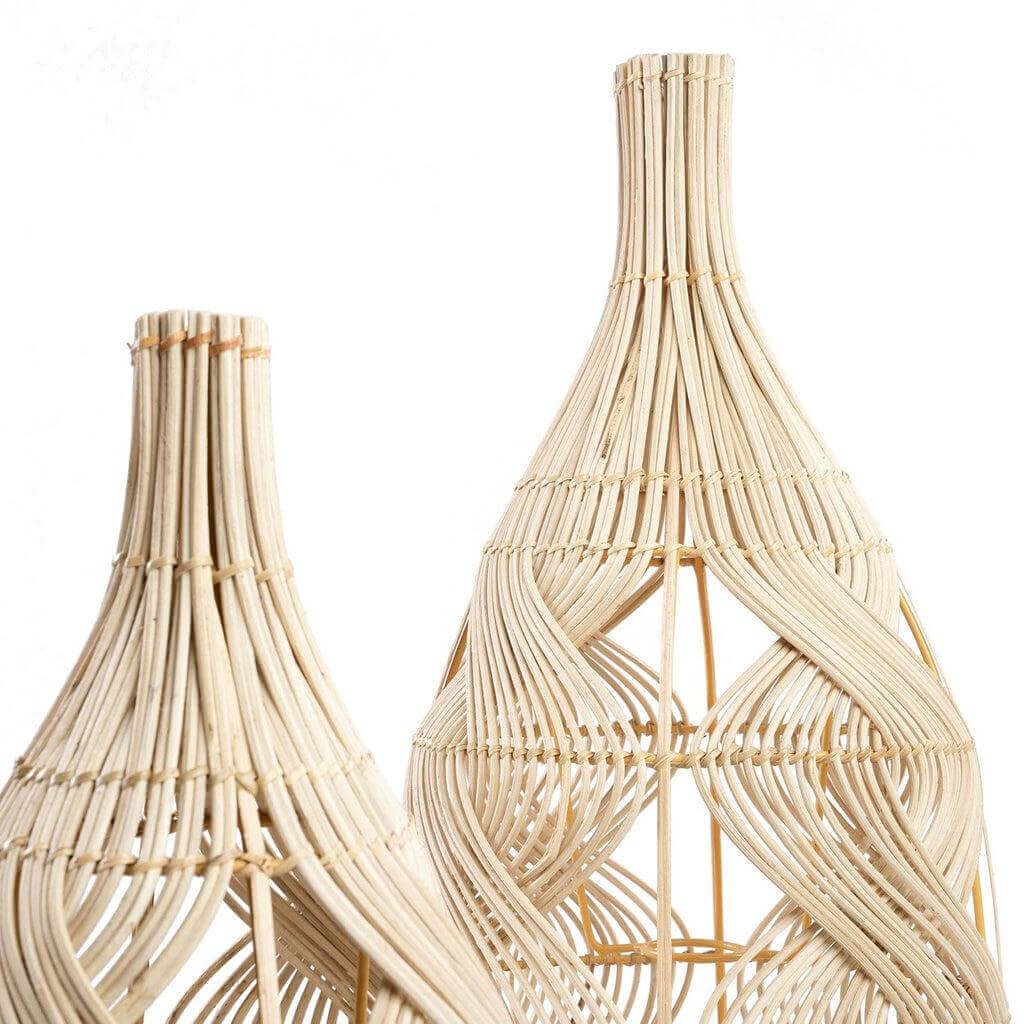 Twee rotan hanglampen met flesvormig patroon in natuurlijke kleur. Veelzijdig als vloerlamp of tafellamp. Hoogte 70 cm, breedte 30 cm.