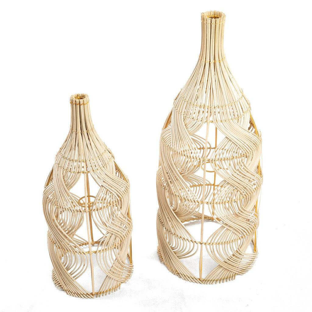 Twee rotan De Garaffa hanglampen in flesvorm, beschikbaar in natuurlijke kleur, veelzijdig als hanglamp, vloerlamp of tafellamp.