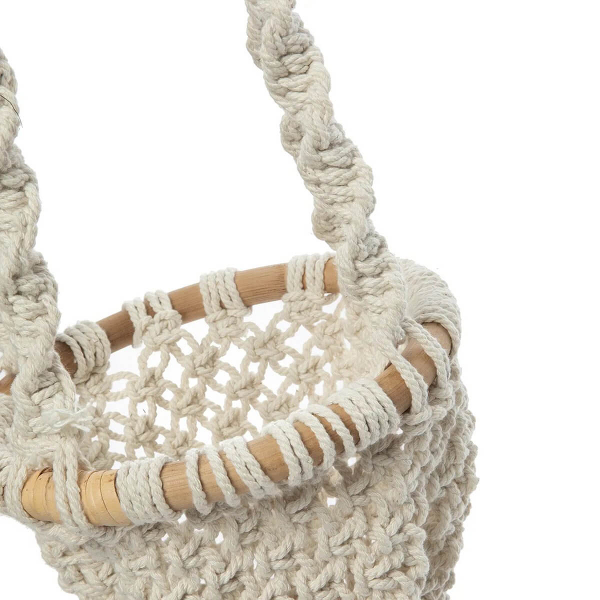 Gedraaide macramé plantenhouder in naturel wit katoen, ideaal voor hangplanten, 20cm breed en 135cm hoog.