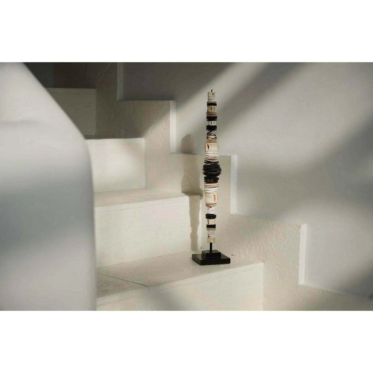 Tribale schelpen decoratiestuk op standaard in zwart en wit, perfect voor een luxueuze kuststijl interieur.