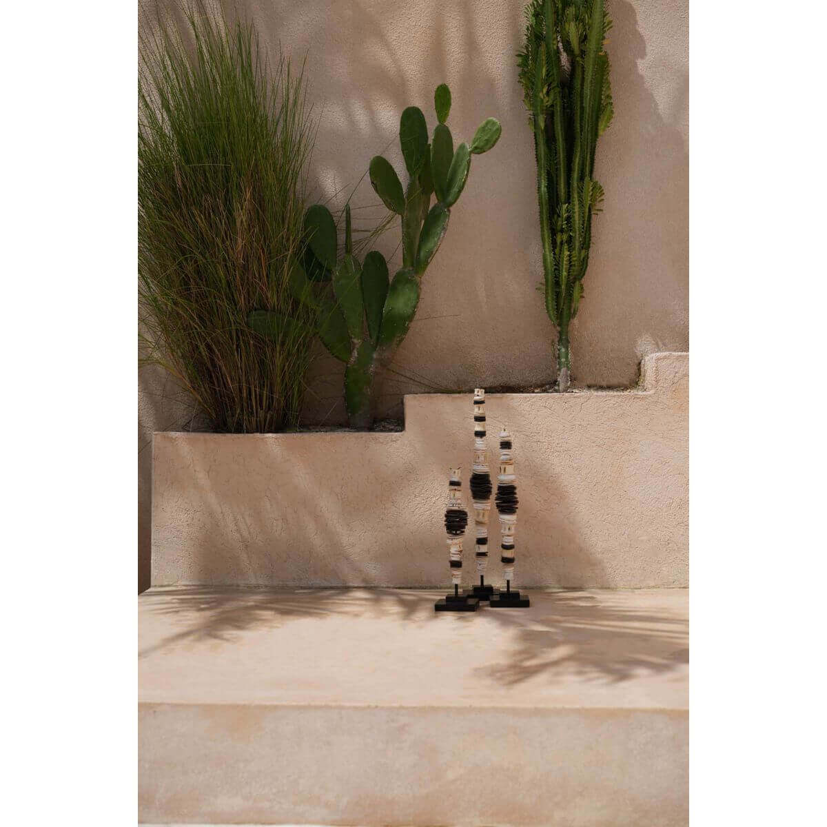 De Geldschelp op Standaard in zwart-wit tonen voor een luxe tribale uitstraling, gecombineerd met natuurlijke planten. Merk: Bazar Bizar Living.