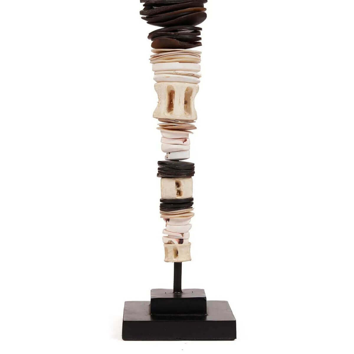 Alt Tag: Decoratieve zwart-witte schelp op standaard van Bazar Bizar Living, met tribale en luxueuze uitstraling, hoogte 35cm.