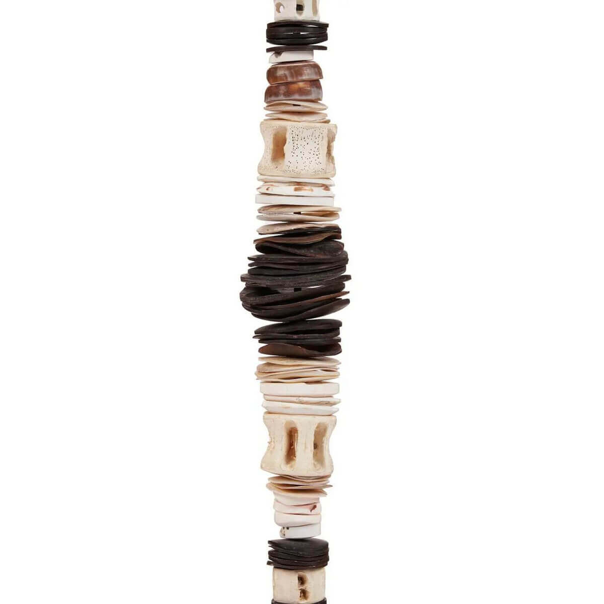 Elegante tribale decoratie met schelpen in zwart-wit van Bazar Bizar Living, perfect voor een stijlvol modern interieur.