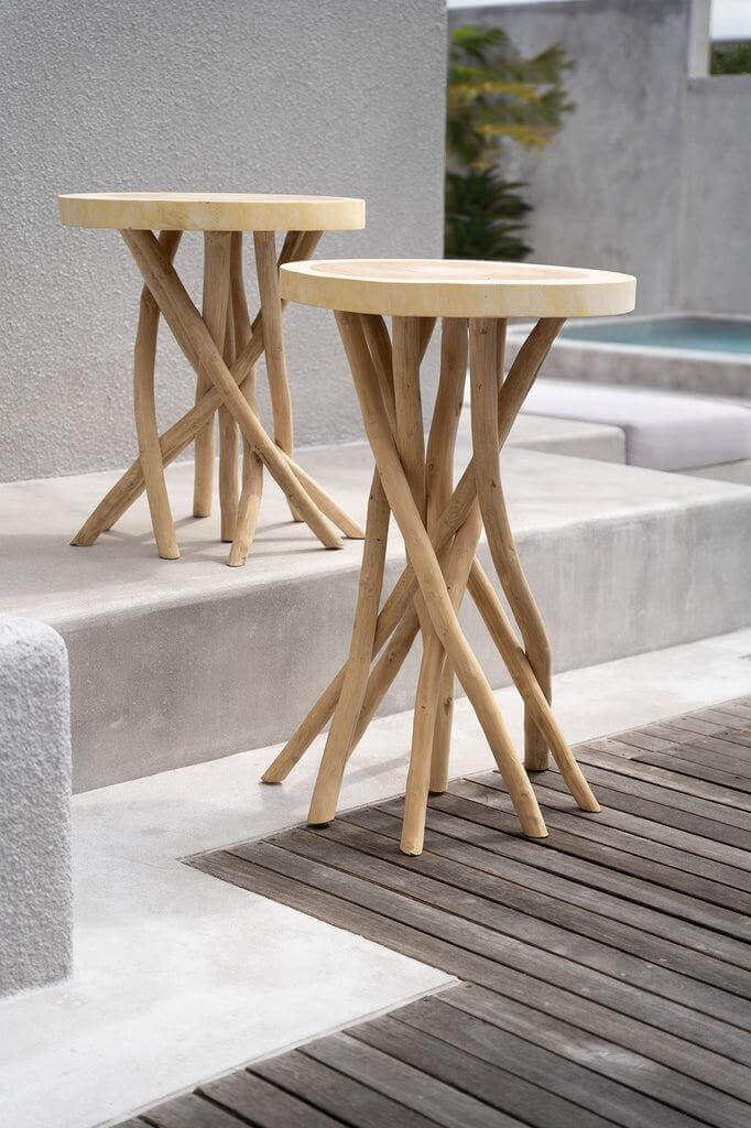 Teakhouten bijzettafels De Gili met natuurlijke uitstraling, perfect voor een tropische sfeer. Elegantie in elke woonkamer of terras.