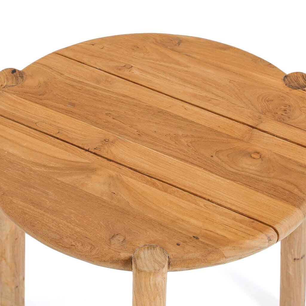 De Gilimanuk bijzettafel van teakhout in natuurlijke kleur, geschikt voor binnen en buiten gebruik, afmetingen 47x47x50 cm.