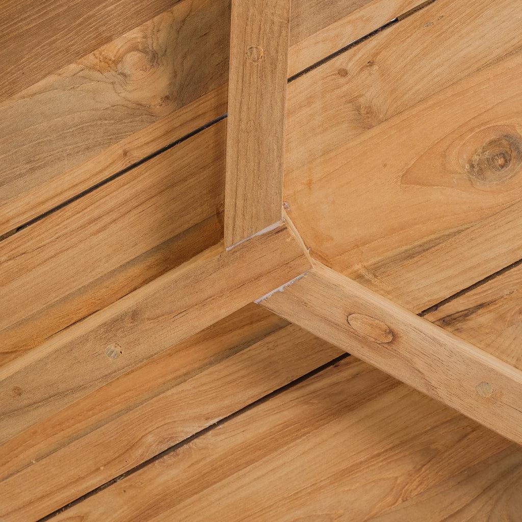 Detail van De Gilimanuk Bijzettafel in teakhout, natuurlijke kleur voor binnen en buiten. Afmetingen: 47x47x50 cm.