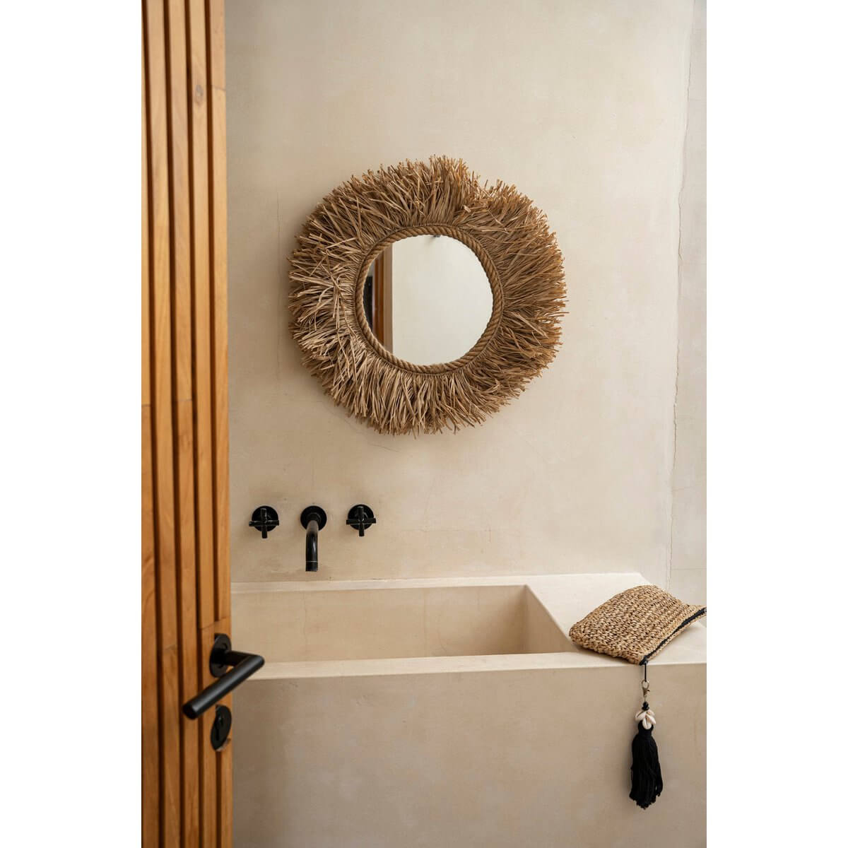 Bohemian-style Haïti mirror crafted from natural raffia, enhancing bathroom decor with sustainable and artisanal beauty.