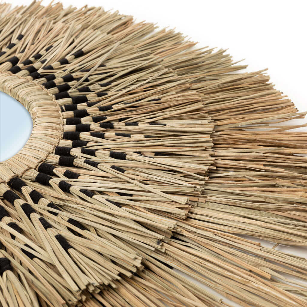 De Havana Spiegel - Ronde spiegel met cowrie schelpen en gras, natuurlijke en zwarte tonen. Ideaal voor kleine en grote ruimtes.