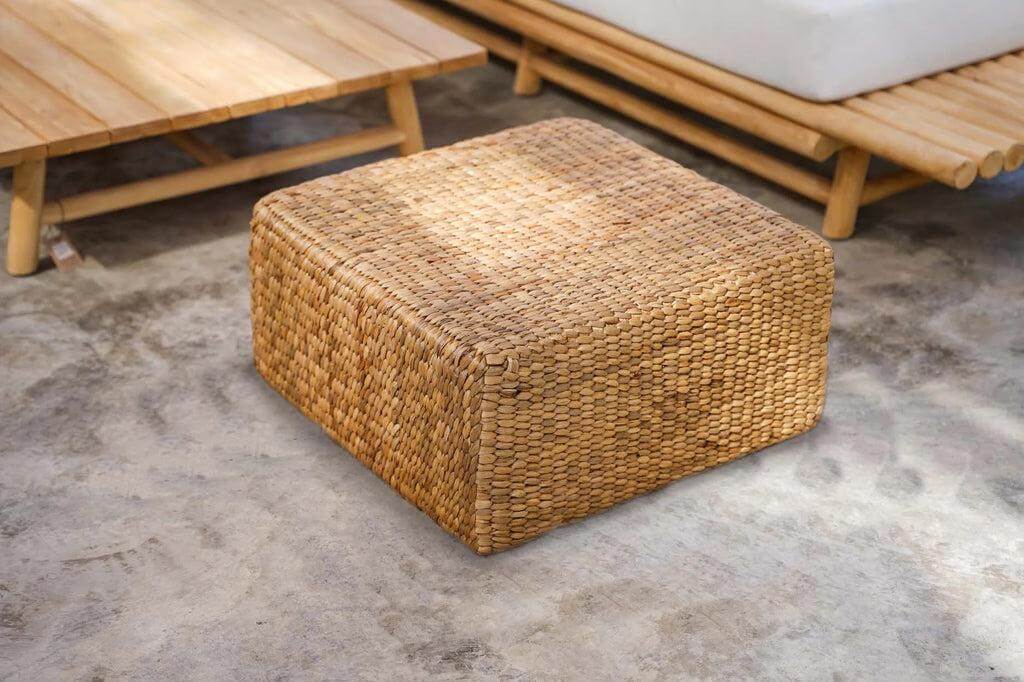 Vierkante waterhyacinten poef in natuurlijke kleur, perfect voor interieurdecoratie en dagelijks gebruik in woonkamer of kantoor.