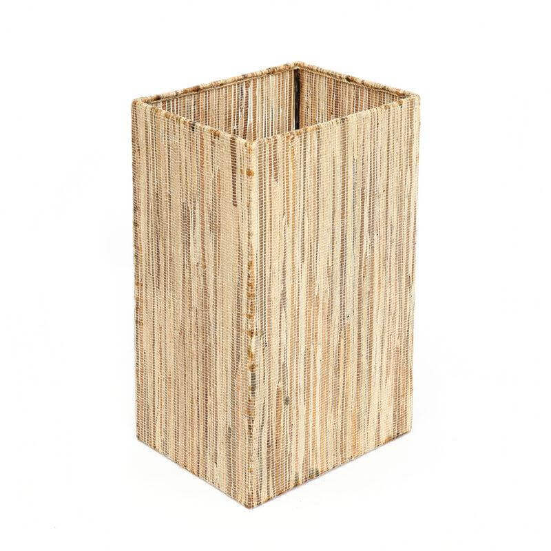Hoog rechthoekige mand van gevlochten natuurlijke vezels met een open bovenkant, ideaal voor opbergen of decoratie.