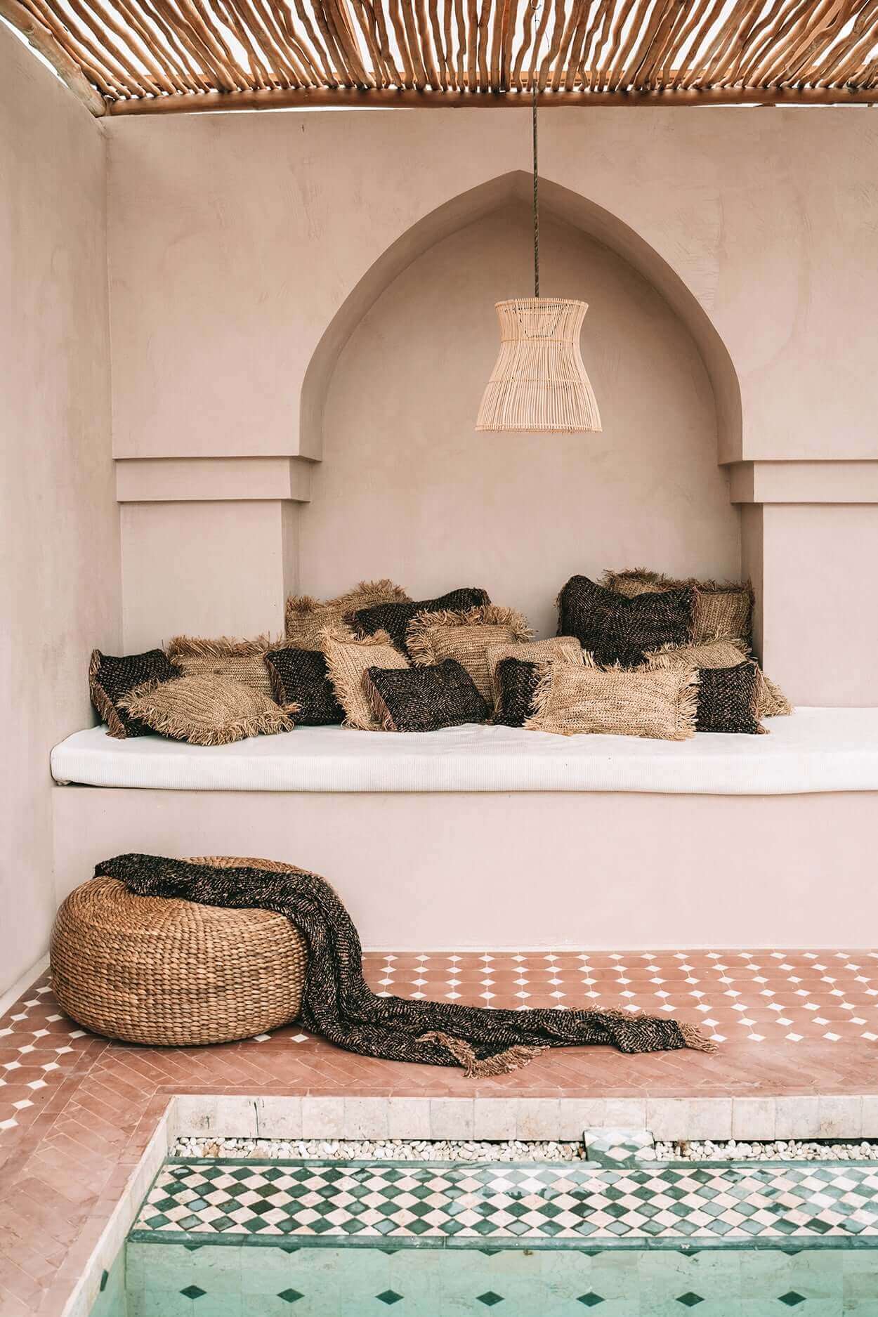 Stijlvolle boho zithoek met Hyacinth Poef naast zwembad, perfect voor binnen of buiten.