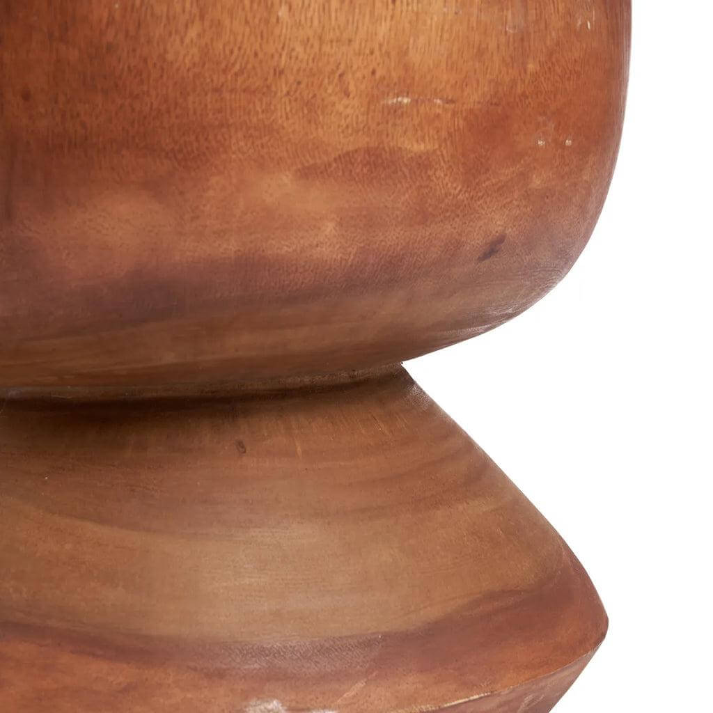 Detail van de handgemaakte suarhouten kruk De Indra met trapezium design, kleur naturel, geschikt als bijzettafel.