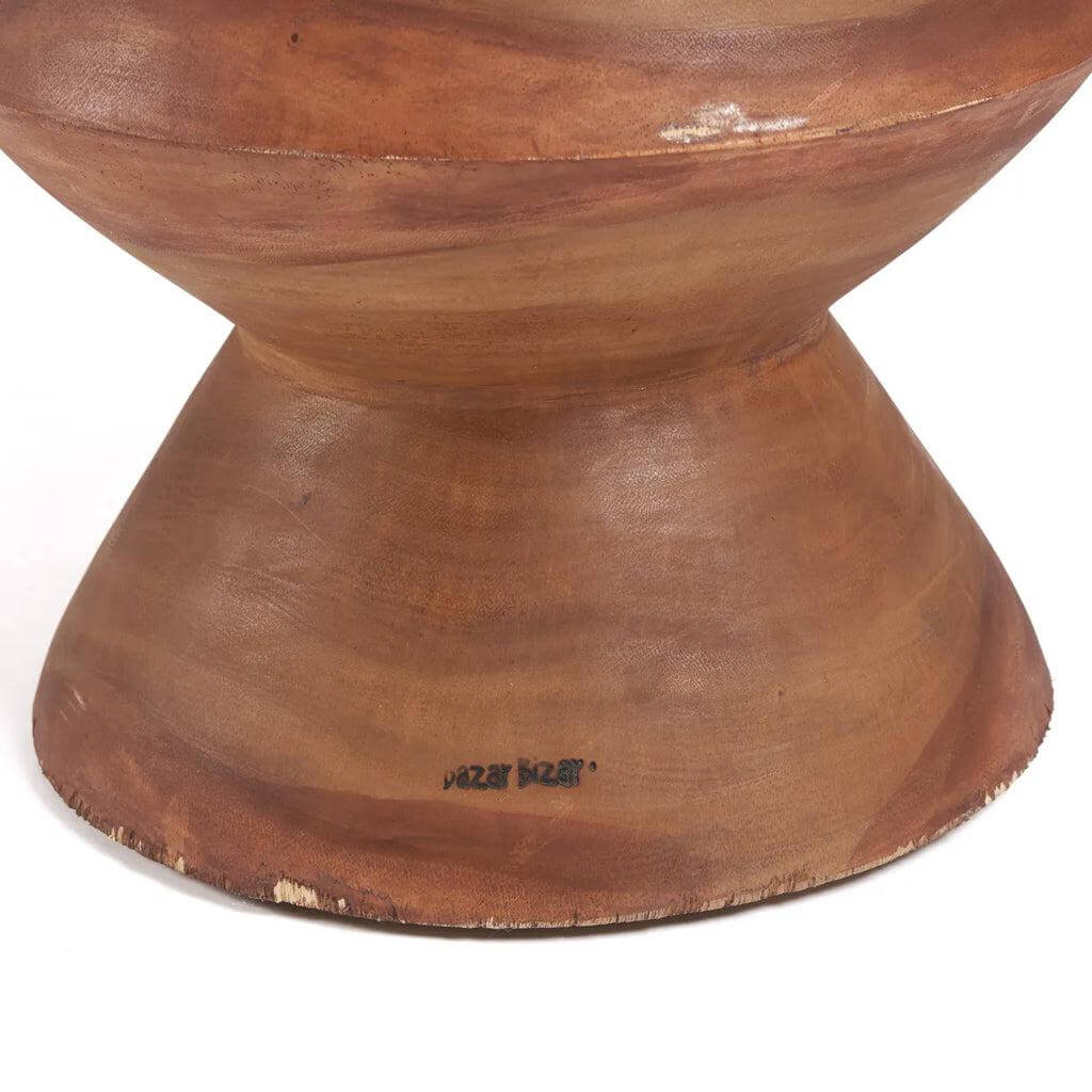 Handgemaakte suarhouten kruk met trapeziumontwerp, duurzaam en veelzijdig als bijzettafel, kleur naturel, hoogte 50 cm.