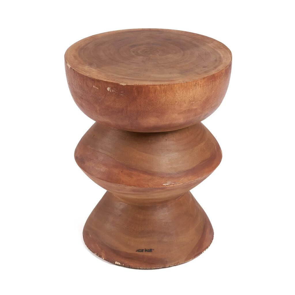 De Indra Kruk van suarhout met trapeziumvorm. Handgemaakt, stevig design. Perfect als kruk of bijzettafel. Kleur: Naturel.