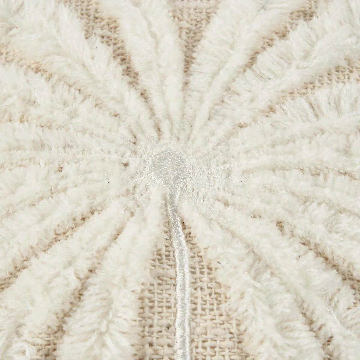 De Isla Palm kussenhoes in natuurlijk wit met palmbladmotief, perfect voor een serene en stijlvolle woonruimte.