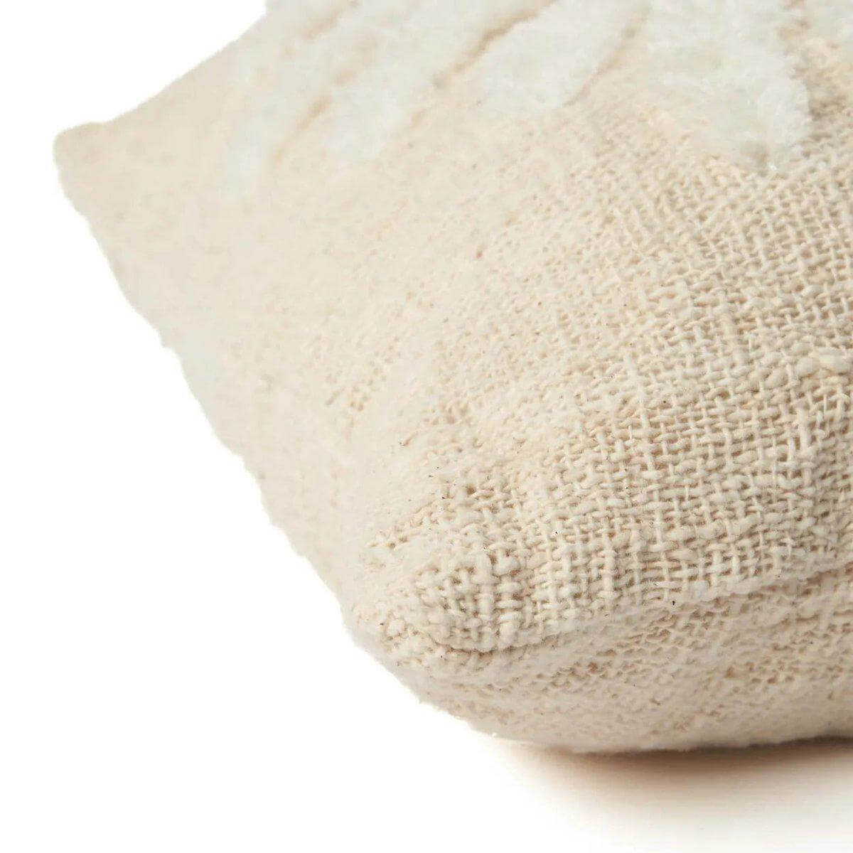 Natuurlijke witte kussenhoes met palmbladontwerp van katoen, perfect voor een serene uitstraling in woon- of slaapkamer.
