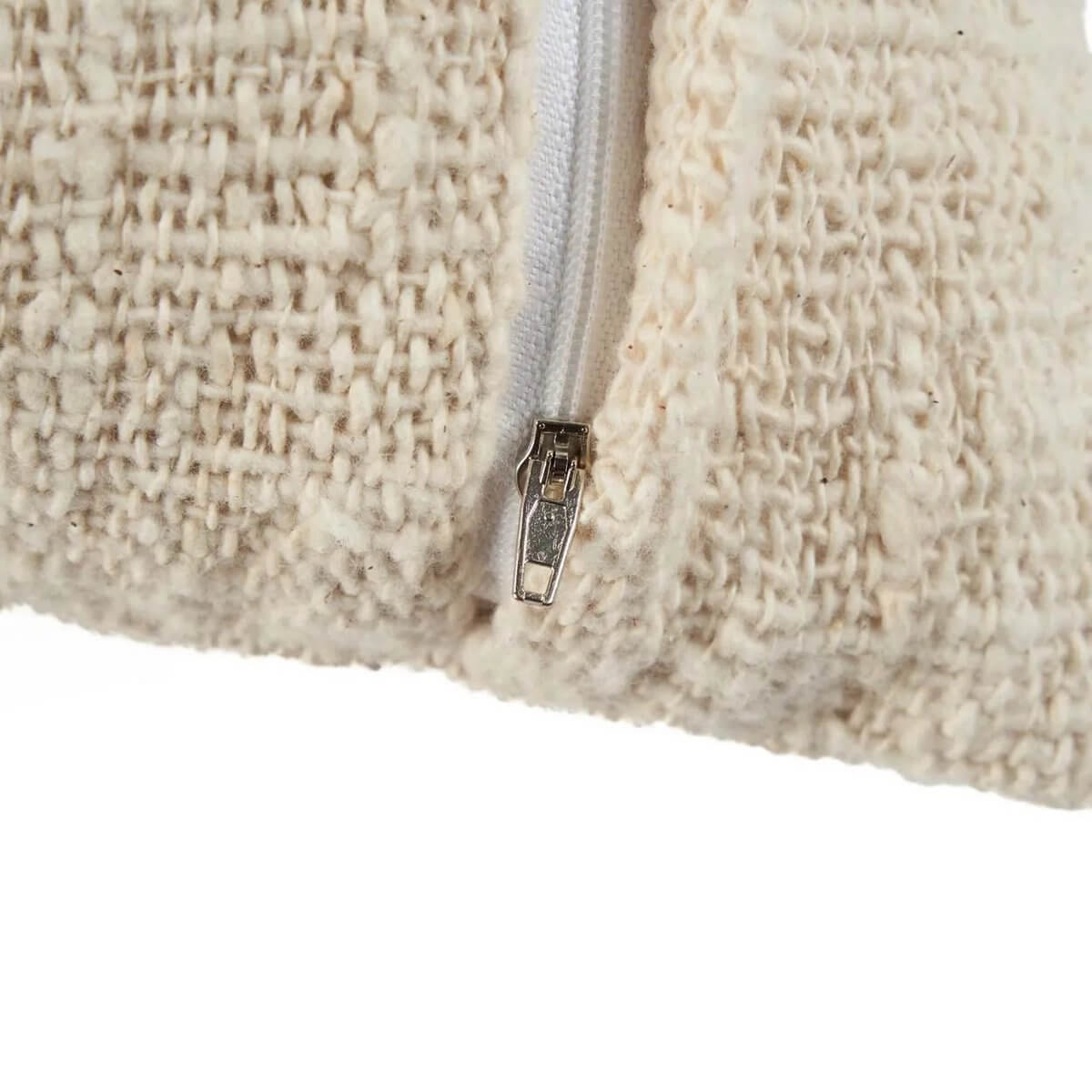 Beige kussenhoes met ritssluiting van dichtbij, perfect voor een tropische inrichting.