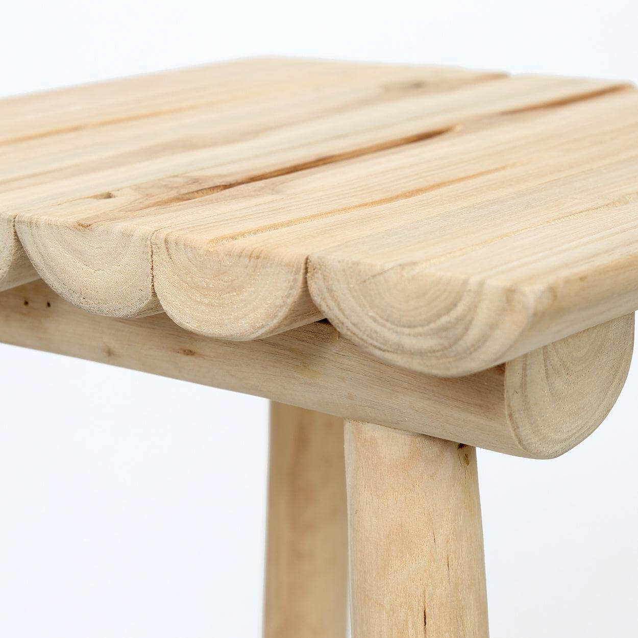 Massief teakhouten barkruk voor buiten, perfect voor tuinfeestjes en BBQ's. Handgemaakt en duurzaam, ideaal voor terras of zwembad.