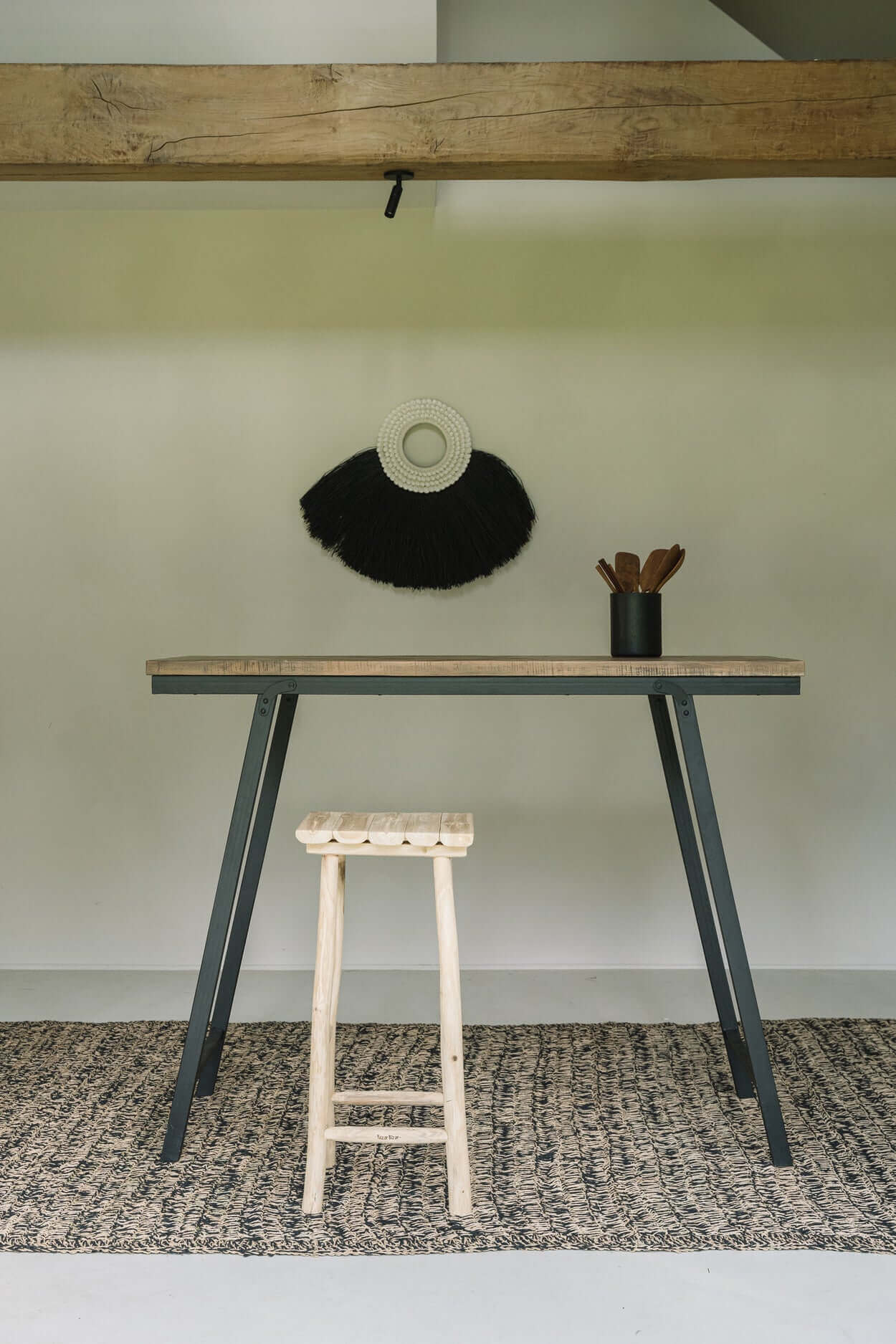 Stijlvolle De Island barkruk onder houten tafel in rustieke setting.