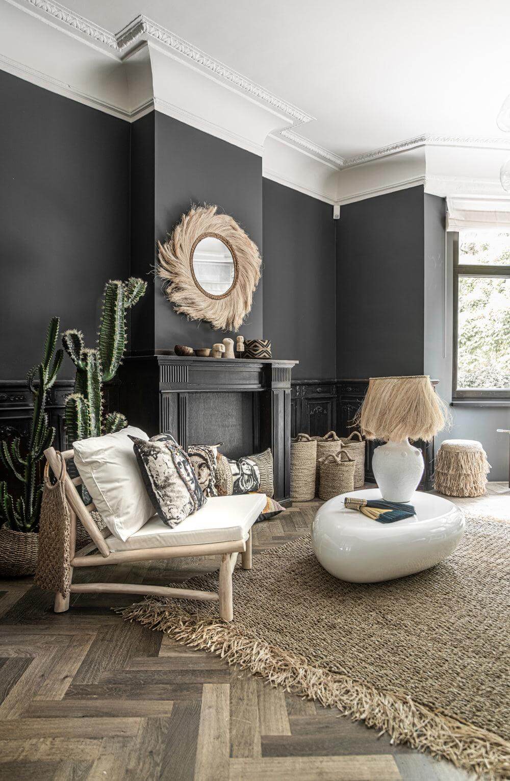 Gezellige woonkamer met De Island eenzitter, omringd door planten en rustieke decoraties, perfect voor ontspannende zomeravonden.