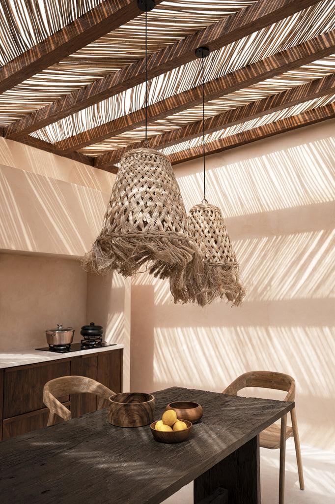 Abaca Jelly Fish Hanglamp in een zonnige eetkamer, gemaakt van duurzaam abaca gras, natuurlijke kleur, elegant kustdesign.